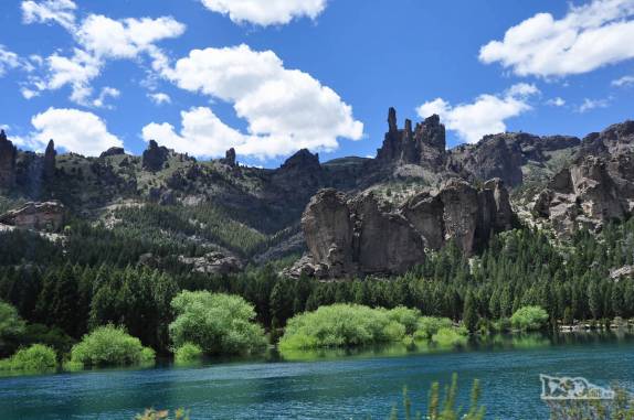 Rios azuis e montanhas ao fundo, paisagem patagônica na região de Bariloche, na Argentina